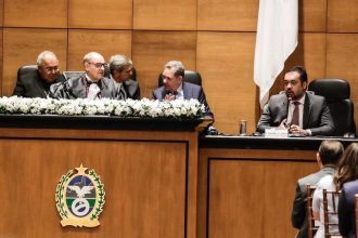 O governador Cláudio Castro discursa na posse do desembargador Ricardo Couto: presidente do TJ planeja passar logo o governo para Delaroli, nem que seja preciso viajar e deixar o cargo vago