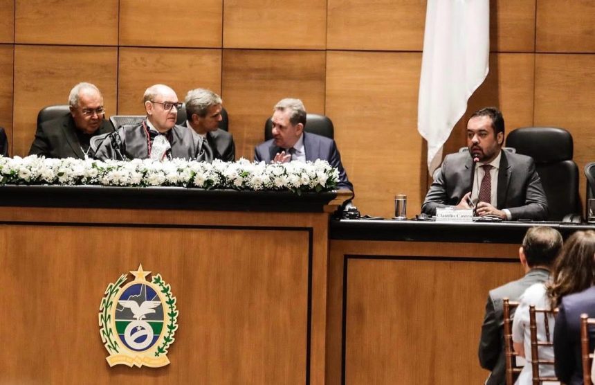 O governador Cláudio Castro discursa na posse do desembargador Ricardo Couto: presidente do TJ planeja passar logo o governo para Delaroli, nem que seja preciso viajar e deixar o cargo vago