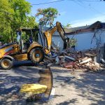 Equipamentos da Prefeitura do Rio e agentes da Seop derrubam obra irregular em condomínio de Jacarepaguá.