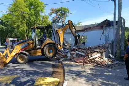 Equipamentos da Prefeitura do Rio e agentes da Seop derrubam obra irregular em condomínio de Jacarepaguá.