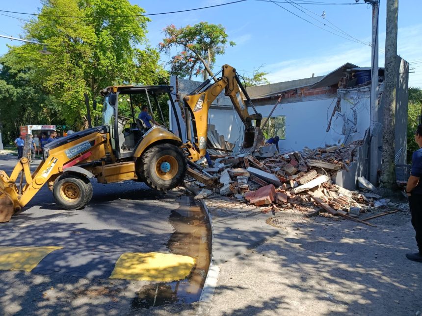 Equipamentos da Prefeitura do Rio e agentes da Seop derrubam obra irregular em condomínio de Jacarepaguá.