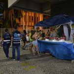 Agentes da Seop fiscalizam barracas de ambulantes escolhidos para atuar no Sambódromo após sorteio