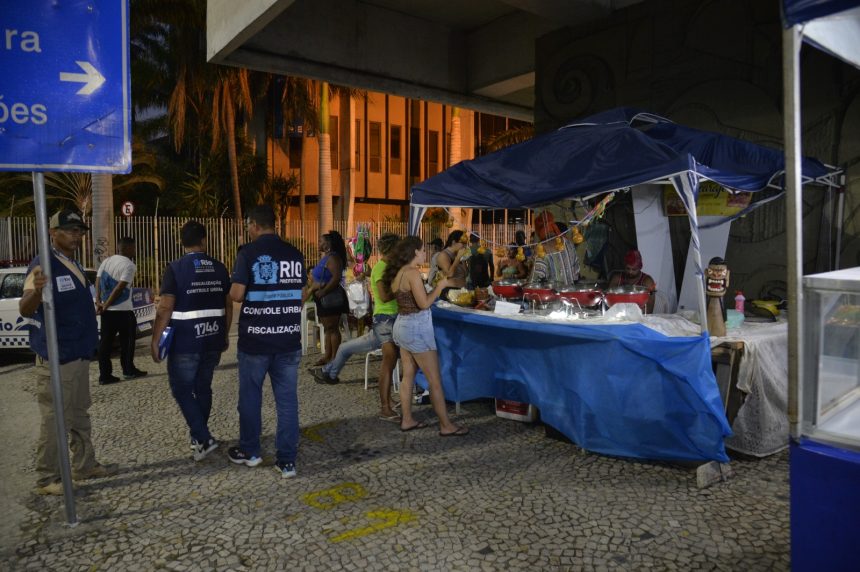 Agentes da Seop fiscalizam barracas de ambulantes escolhidos para atuar no Sambódromo após sorteio