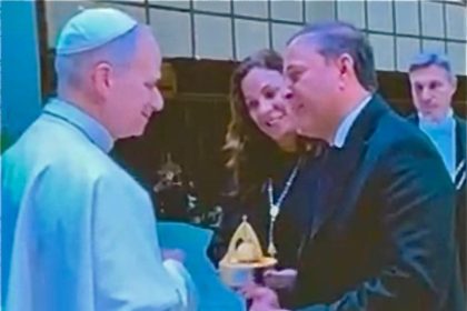 Papa Leão XIV recebe prefeito e primeira-dama de Niterói no Vaticano