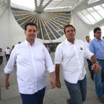 Gilberto Kassab, presidente do PSD, caminha ao lado do prefeito Eduardo Paes, tendo o Museu do Amanhã ao fundo