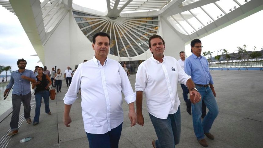 Gilberto Kassab, presidente do PSD, caminha ao lado do prefeito Eduardo Paes, tendo o Museu do Amanhã ao fundo