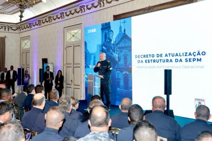O secretário da Polícia Militar, coronel Marcelo Menezes, discursa na solenidade de assinatura do decreto de reestruturação doa corporação, quando foi anunciada a implantação do 13º BPM em Maricá