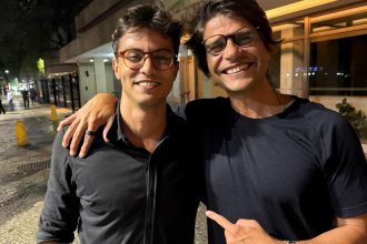 O deputado federal Pedro Paulo abraça o futuro subprefeito da Zona Sul do Rio, Pedro Angelito