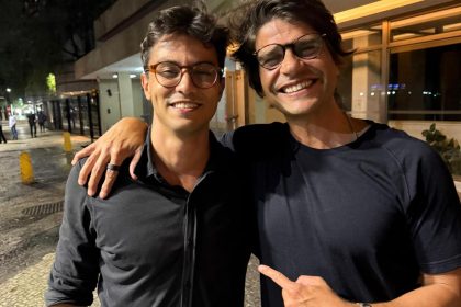 O deputado federal Pedro Paulo abraça o futuro subprefeito da Zona Sul do Rio, Pedro Angelito