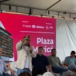 O prefeito de Maricá, Washington Quaquá, discursa no lançamento do novo shopping da cidade