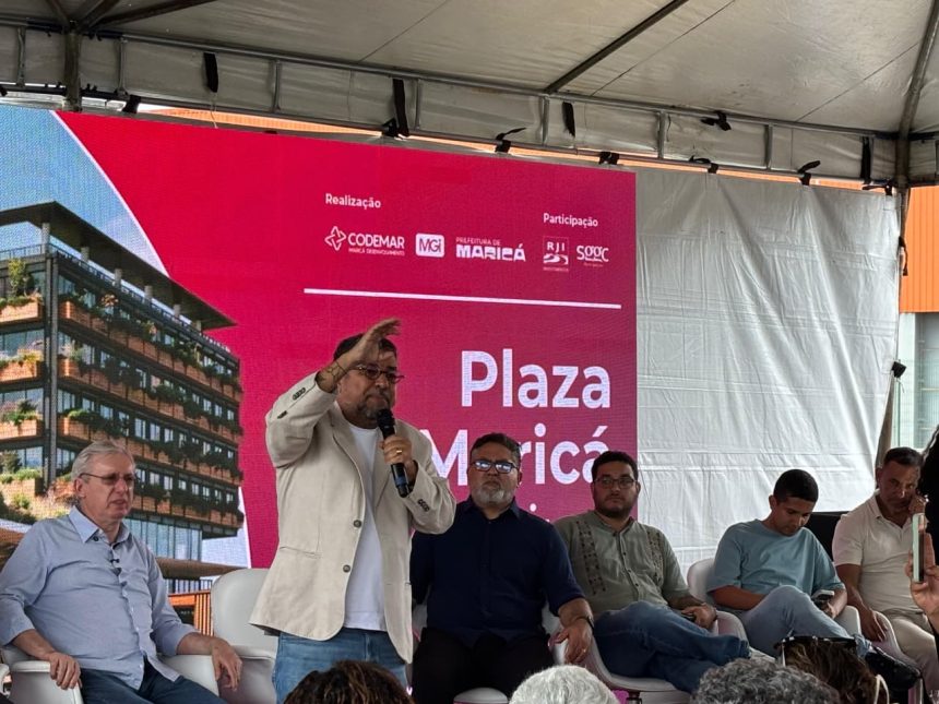 O prefeito de Maricá, Washington Quaquá, discursa no lançamento do novo shopping da cidade