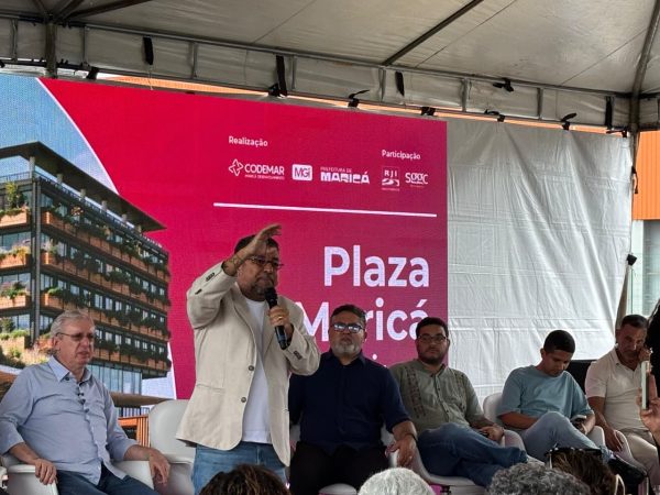 O prefeito de Maricá, Washington Quaquá, discursa no lançamento do novo shopping da cidade