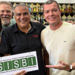 Aline Borges, presidente do Invisa, Fernando Breschnik, sócio do bar Enchendo Linguiça e o vereador Rafael Aloisio Freitas