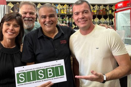 Aline Borges, presidente do Invisa, Fernando Breschnik, sócio do bar Enchendo Linguiça e o vereador Rafael Aloisio Freitas