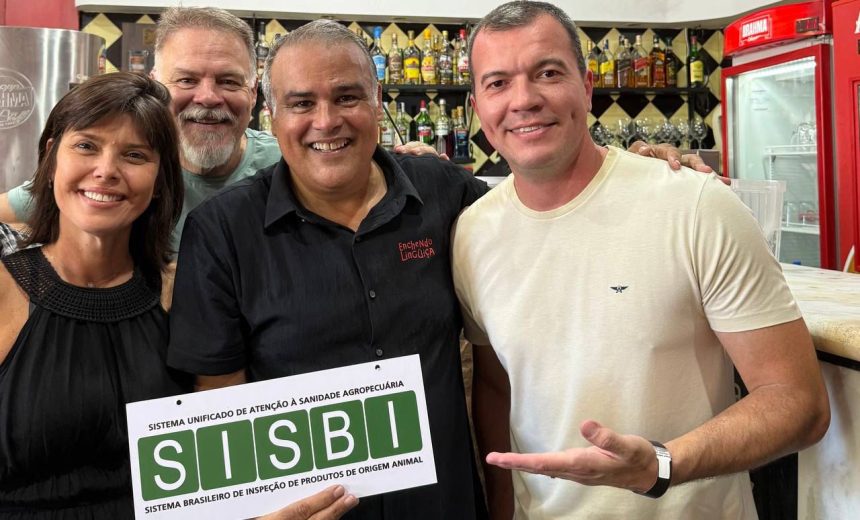 Aline Borges, presidente do Invisa, Fernando Breschnik, sócio do bar Enchendo Linguiça e o vereador Rafael Aloisio Freitas