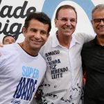 O prefeito Eduardo Paes (PSD) abraça o presidente do PP, Dr. Luizinho, e o ex-prefeito Rogério Lisboa, ambos do PP