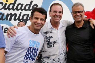 O prefeito Eduardo Paes (PSD) abraça o presidente do PP, Dr. Luizinho, e o ex-prefeito Rogério Lisboa, ambos do PP