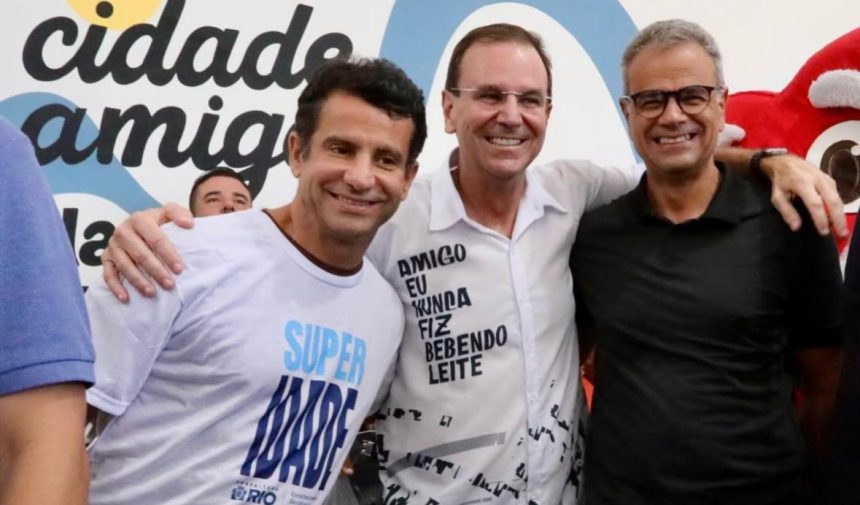 O prefeito Eduardo Paes (PSD) abraça o presidente do PP, Dr. Luizinho, e o ex-prefeito Rogério Lisboa, ambos do PP