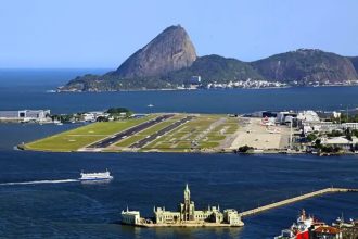 Movimento de passageiros no Aeroporto Santos Dumont deve aumentar durante o feriado de São Sebastião, com quase 127 mil embarques e desembarques previstos entre os dias 15 e 21 de janeiro.