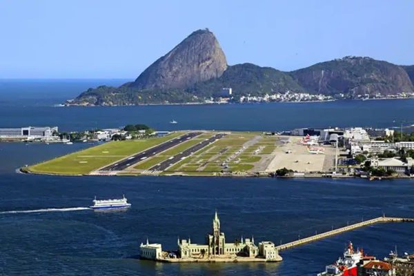 Feriadão de São Sebastião tem expectativa de movimentar, no Santos Dumont e na rodoviária Novo Rio, mais de 350 mil passageiros 57 Movimento de passageiros no Aeroporto Santos Dumont deve aumentar durante o feriado de São Sebastião, com quase 127 mil embarques e desembarques previstos entre os dias 15 e 21 de janeiro.