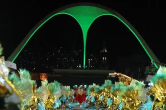 Licença vale para ambulantes que queriam trabalhar no entorno da Sapucaí durante Carnaval; inscrições começam na terça (27)