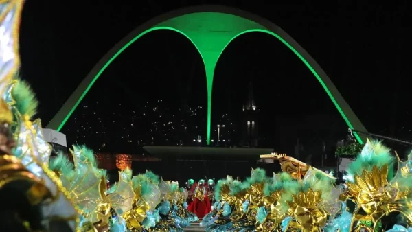 Carnaval 2026: Prefeitura do Rio anuncia sorteio de 80 vagas para comércio ambulante na Sapucaí 48 Licença vale para ambulantes que queriam trabalhar no entorno da Sapucaí durante Carnaval; inscrições começam na terça (27)