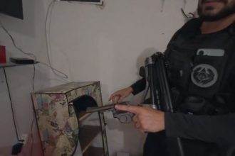 Policias encontram arma em casa de suspeito em Caxias