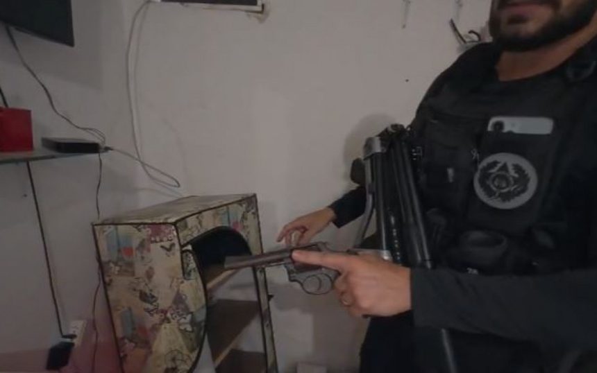 Policias encontram arma em casa de suspeito em Caxias
