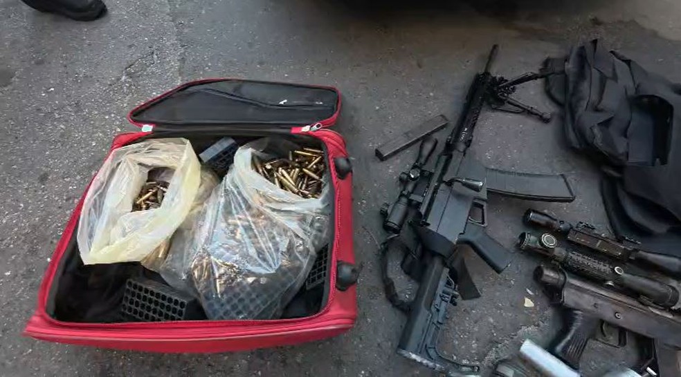 Fuzil e granadas foram apreendidos em endereço alvo de buscas