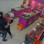 Câmeras de segurança registraram a agressão à funcionária durante a tentativa de roubo em uma sorveteria de Nova Iguaçu.