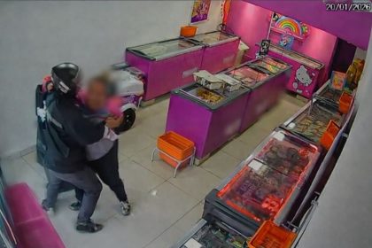 Câmeras de segurança registraram a agressão à funcionária durante a tentativa de roubo em uma sorveteria de Nova Iguaçu.