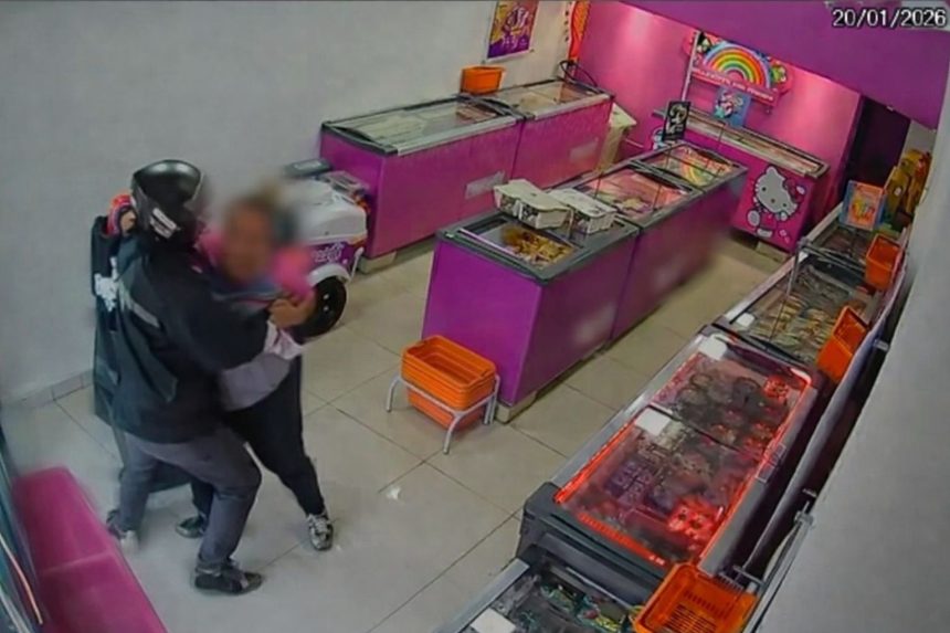 Câmeras de segurança registraram a agressão à funcionária durante a tentativa de roubo em uma sorveteria de Nova Iguaçu.