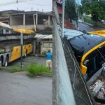 Motorista desceu do BRT sem acionar freio; veículo desgovernado atingiu imóvel de idosa