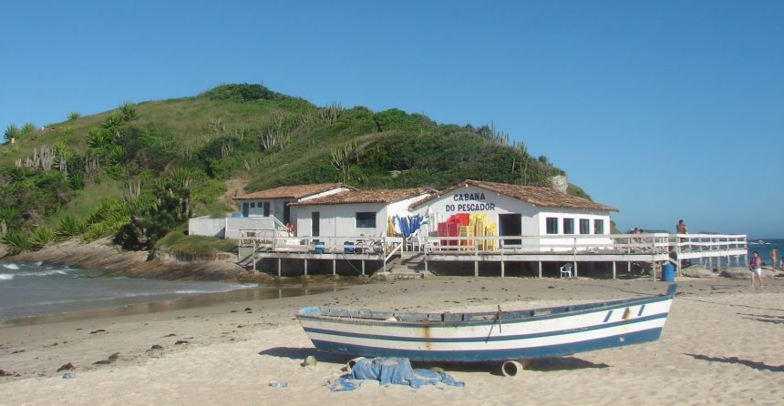 Interditada pela prefeitura, a Cabana do Pescador segue fechada no Peró enquanto disputa judicial mantém futuro do imóvel indefinido. — Foto: Reprodução/Internet
