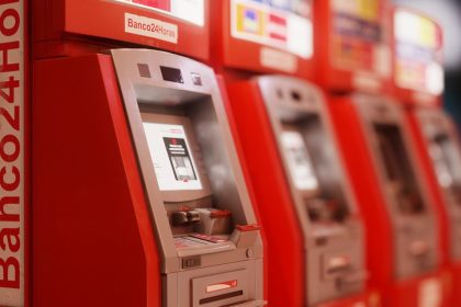 Polícia prende dois homens por fraude em caixas eletrônicos em Copacabana