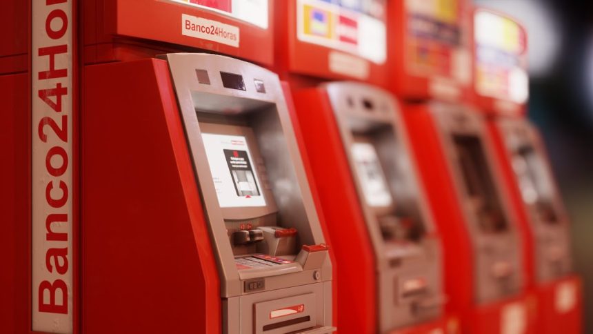 Polícia prende dois homens por fraude em caixas eletrônicos em Copacabana