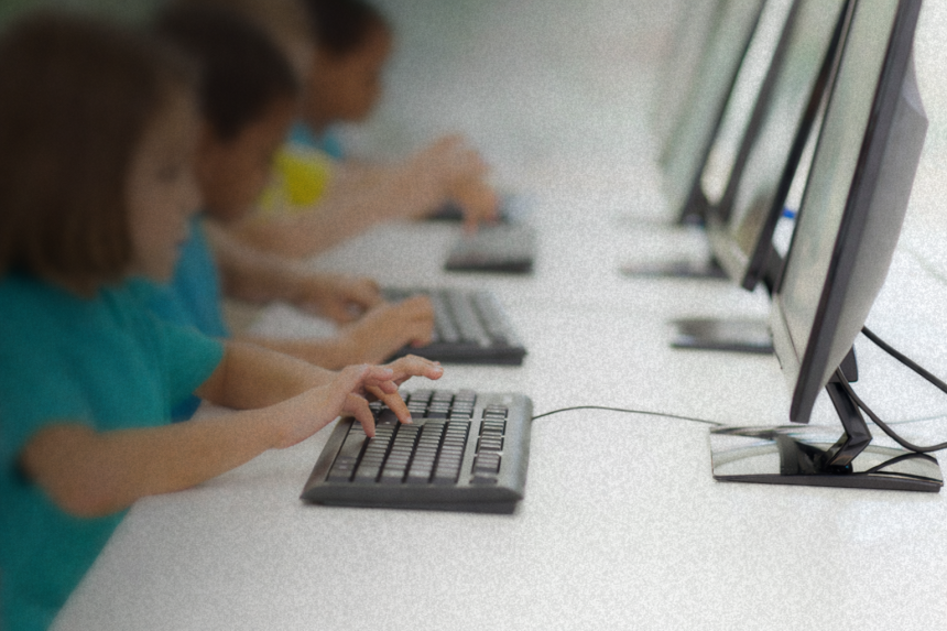 Alunos utilizam computadores em ambiente escolar; MPRJ recomendou a adoção obrigatória da educação digital e midiática nas escolas de Campos dos Goytacazes a partir de 2026.