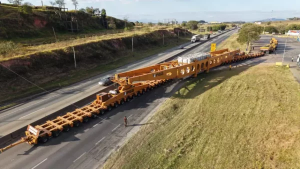 Transporte de carga especial provoca bloqueios temporários na Serra das Araras na noite deste domingo e na madrugada de segunda-feira. – Foto: Divulgação/CCR