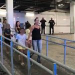 Crianças em situação de exploração deixam o Shopping Nova Iguaçu escoltadas por policiais civis durante ação de fiscalização nesta quarta (15)