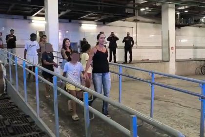 Crianças em situação de exploração deixam o Shopping Nova Iguaçu escoltadas por policiais civis durante ação de fiscalização nesta quarta (15)