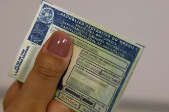 Carteira Nacional de Habilitação (CNH); entidade acionou o STF contra regra que permite renovação automática do documento sem exames médicos e psicológicos.