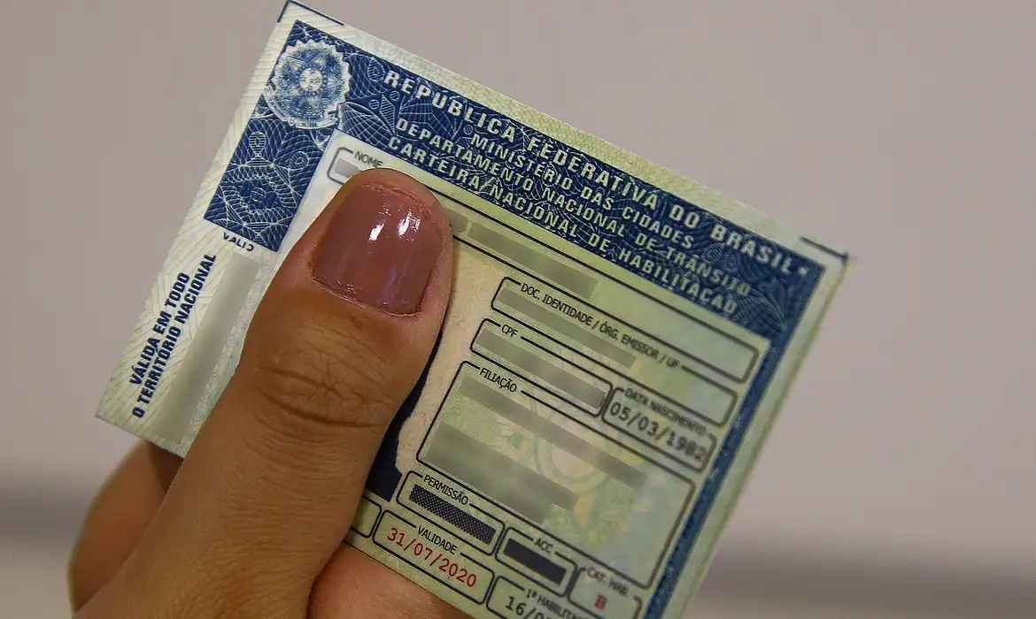 Carteira Nacional de Habilitação (CNH); entidade acionou o STF contra regra que permite renovação automática do documento sem exames médicos e psicológicos.