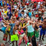 Grupo de foliões participa do Concurso Folião Original durante o Carnaval de rua de 2020, no Palco da Cinelândia, no Centro do Rio.