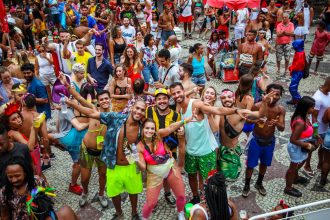 Grupo de foliões participa do Concurso Folião Original durante o Carnaval de rua de 2020, no Palco da Cinelândia, no Centro do Rio.