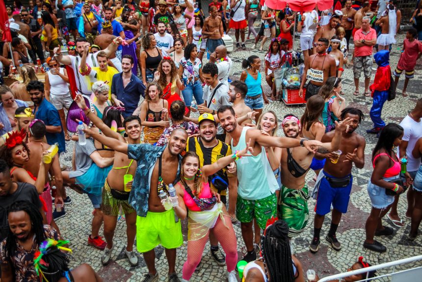 Grupo de foliões participa do Concurso Folião Original durante o Carnaval de rua de 2020, no Palco da Cinelândia, no Centro do Rio.