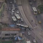 Ônibus atravessados bloqueiam vias de Madureira, na Zona Norte do Rio, após ação policial em comunidades da região; criminosos usaram os veículos como barricadas em retaliação à operação.