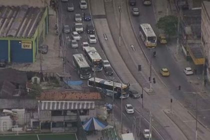 Ônibus atravessados bloqueiam vias de Madureira, na Zona Norte do Rio, após ação policial em comunidades da região; criminosos usaram os veículos como barricadas em retaliação à operação.