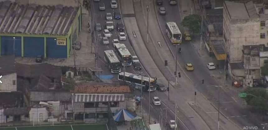 Ônibus atravessados bloqueiam vias de Madureira, na Zona Norte do Rio, após ação policial em comunidades da região; criminosos usaram os veículos como barricadas em retaliação à operação.