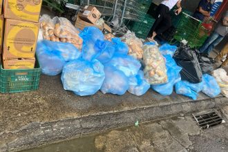 Vigilância Sanitária apreendeu e descartou mais de 1,3 tonelada de alimentos em dois mercados de São Gonçalo