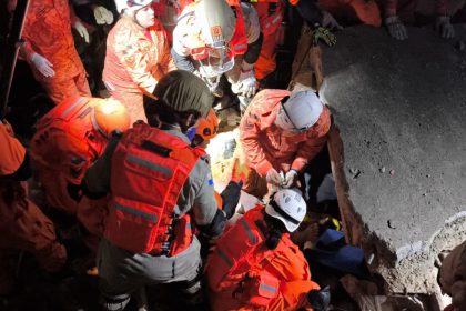 Desabamento aconteceu em Caxias, na madrugada; casal foi resgatado com vida